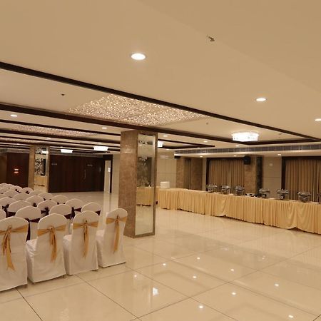 Sri Sri Sri Hotel Khammam Екстер'єр фото