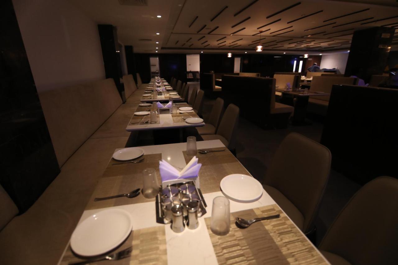 Sri Sri Sri Hotel Khammam Екстер'єр фото