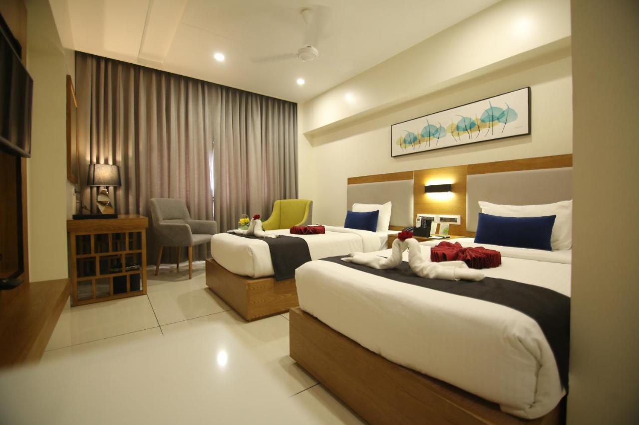 Sri Sri Sri Hotel Khammam Екстер'єр фото