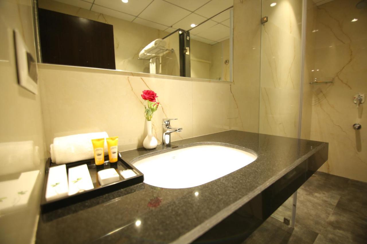 Sri Sri Sri Hotel Khammam Екстер'єр фото