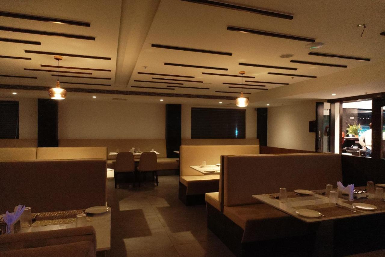 Sri Sri Sri Hotel Khammam Екстер'єр фото