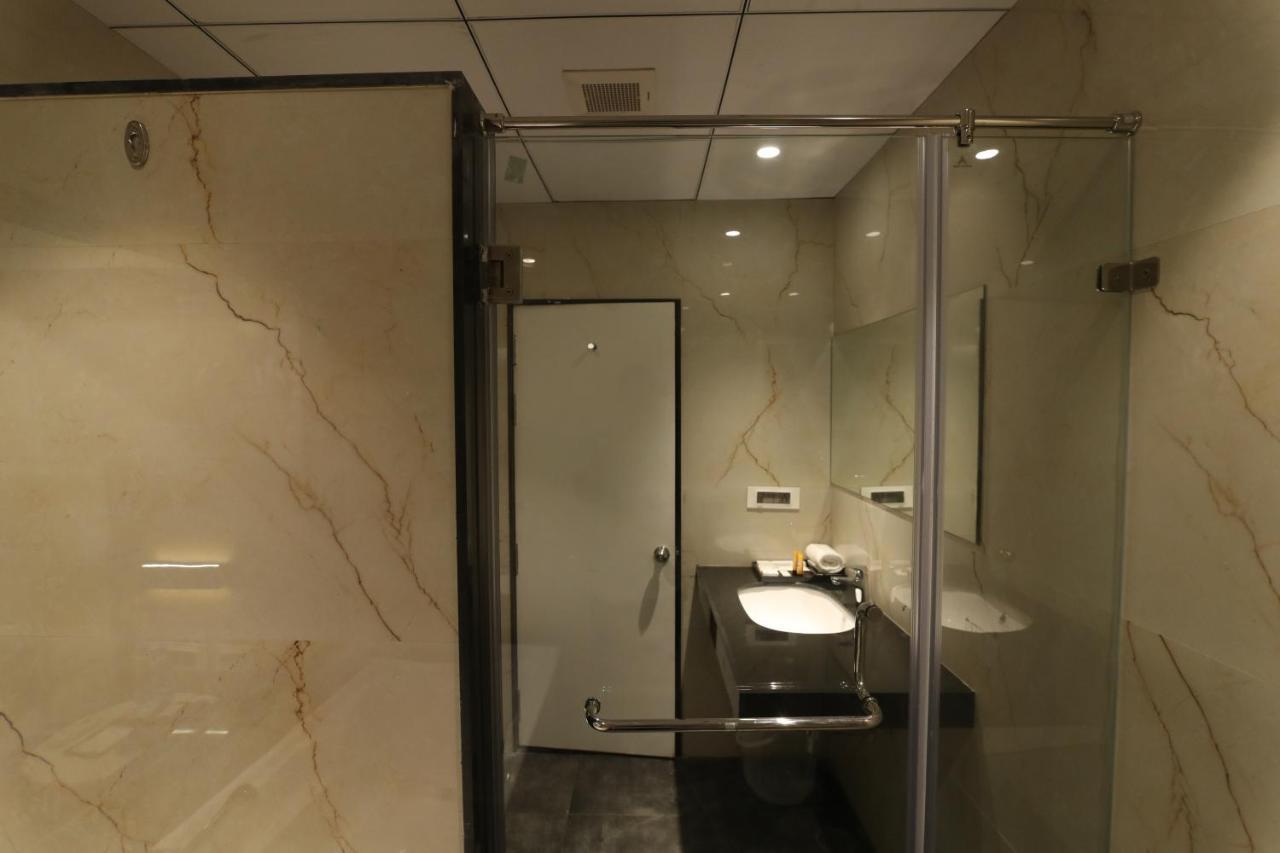 Sri Sri Sri Hotel Khammam Екстер'єр фото