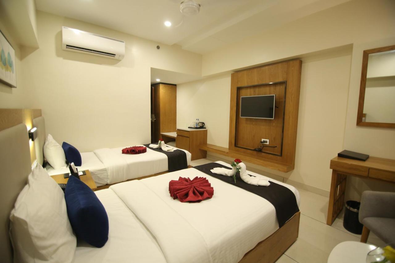 Sri Sri Sri Hotel Khammam Екстер'єр фото