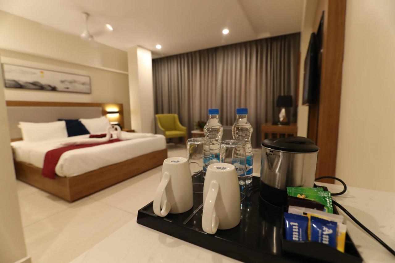 Sri Sri Sri Hotel Khammam Екстер'єр фото