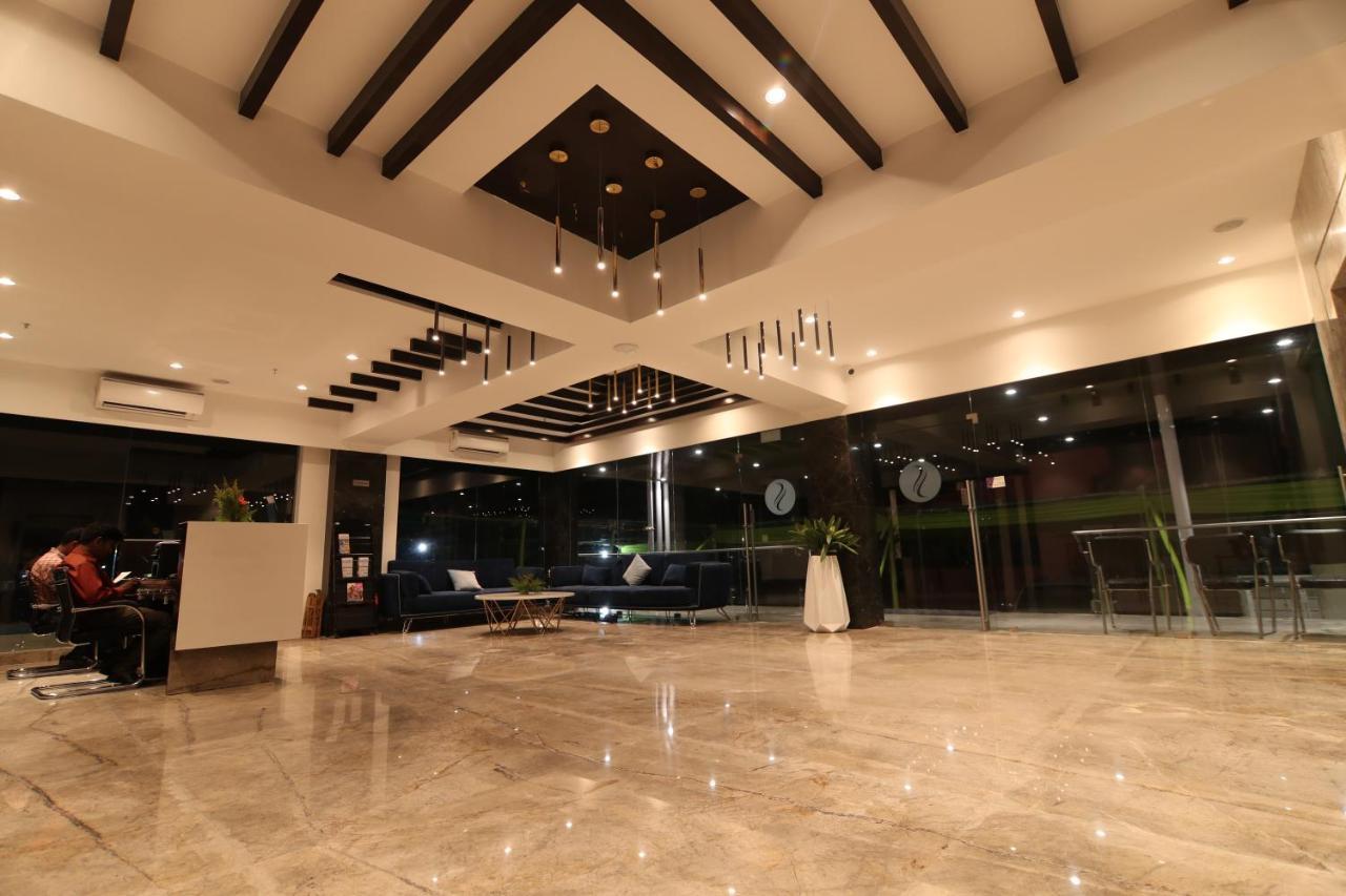 Sri Sri Sri Hotel Khammam Екстер'єр фото