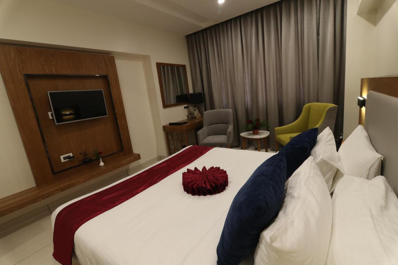 Sri Sri Sri Hotel Khammam Екстер'єр фото