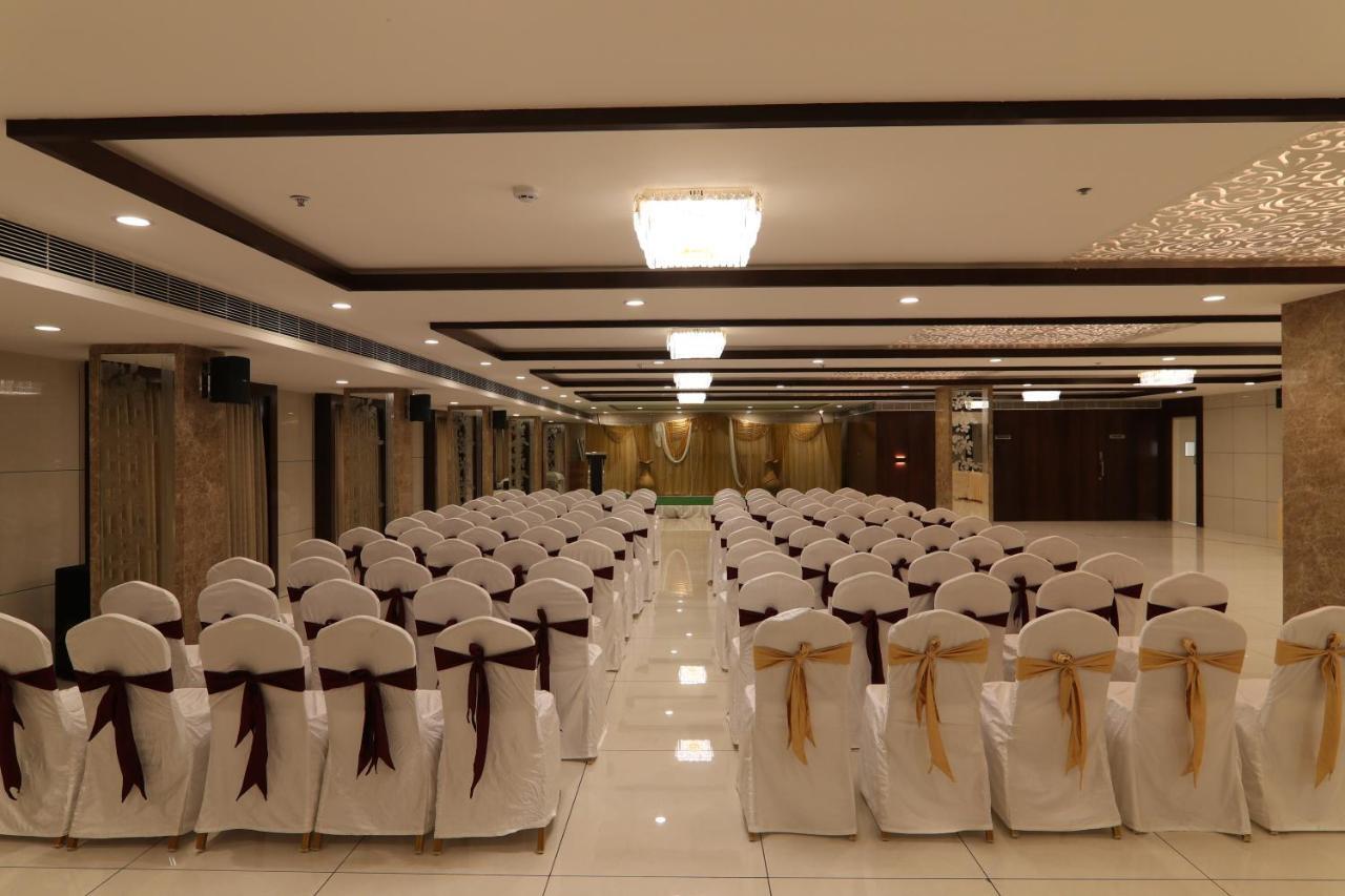 Sri Sri Sri Hotel Khammam Екстер'єр фото