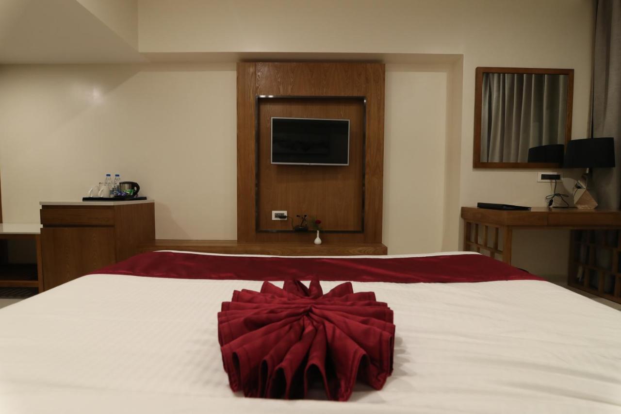 Sri Sri Sri Hotel Khammam Екстер'єр фото