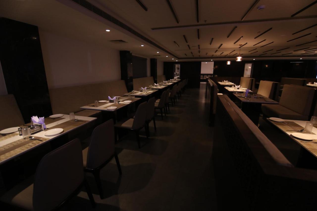 Sri Sri Sri Hotel Khammam Екстер'єр фото