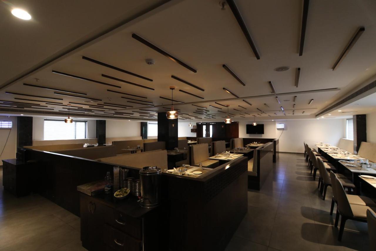 Sri Sri Sri Hotel Khammam Екстер'єр фото