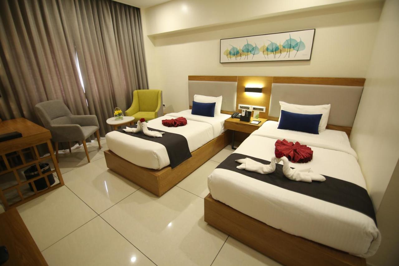 Sri Sri Sri Hotel Khammam Екстер'єр фото