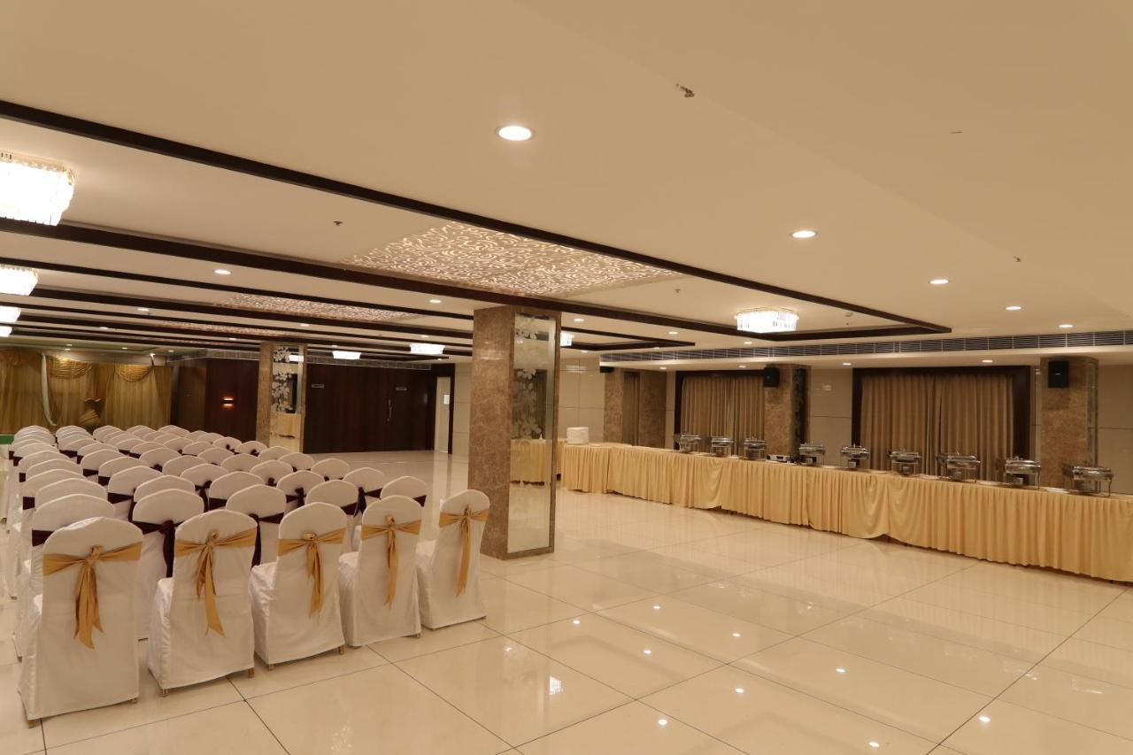 Sri Sri Sri Hotel Khammam Екстер'єр фото