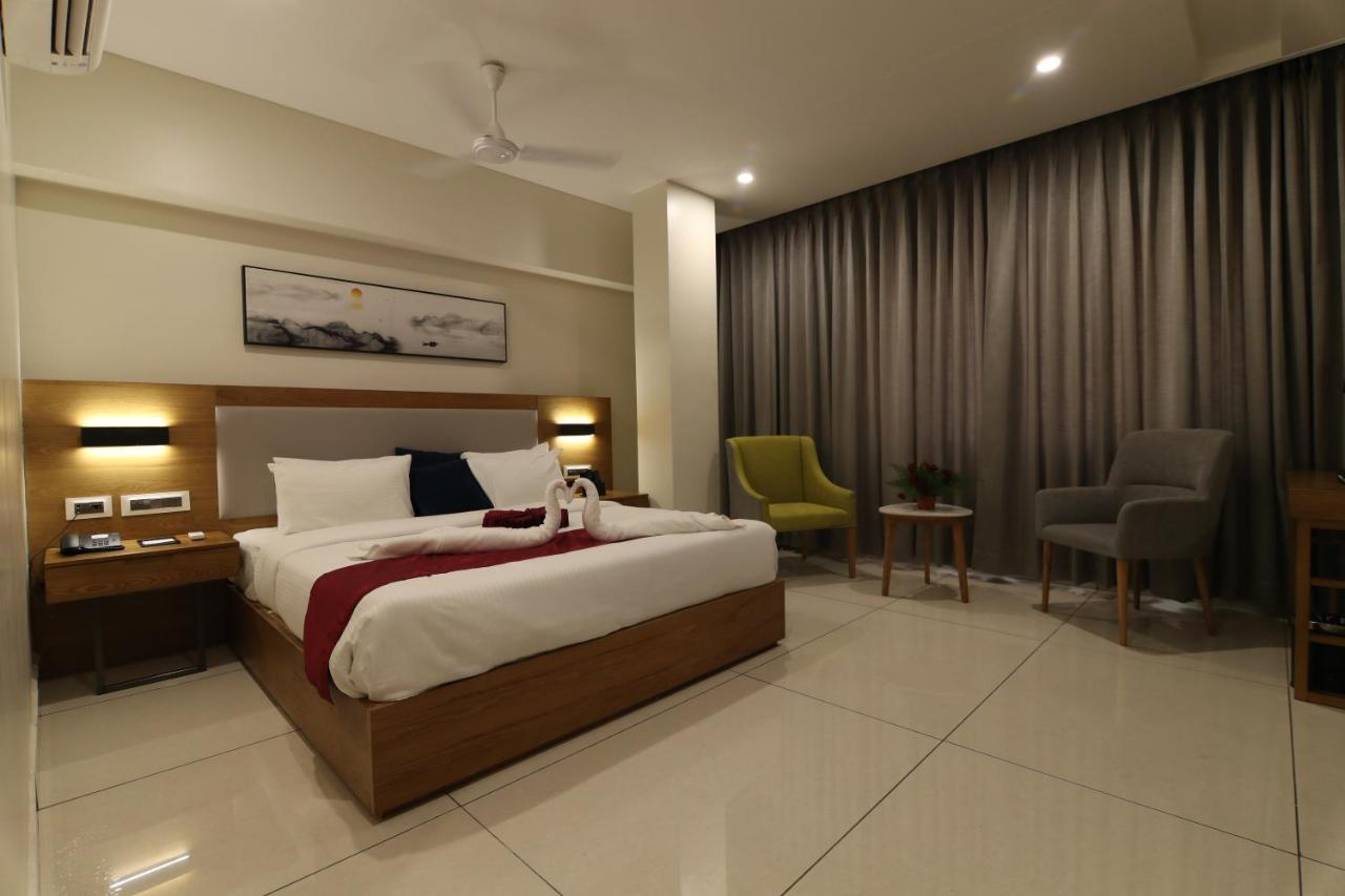 Sri Sri Sri Hotel Khammam Екстер'єр фото