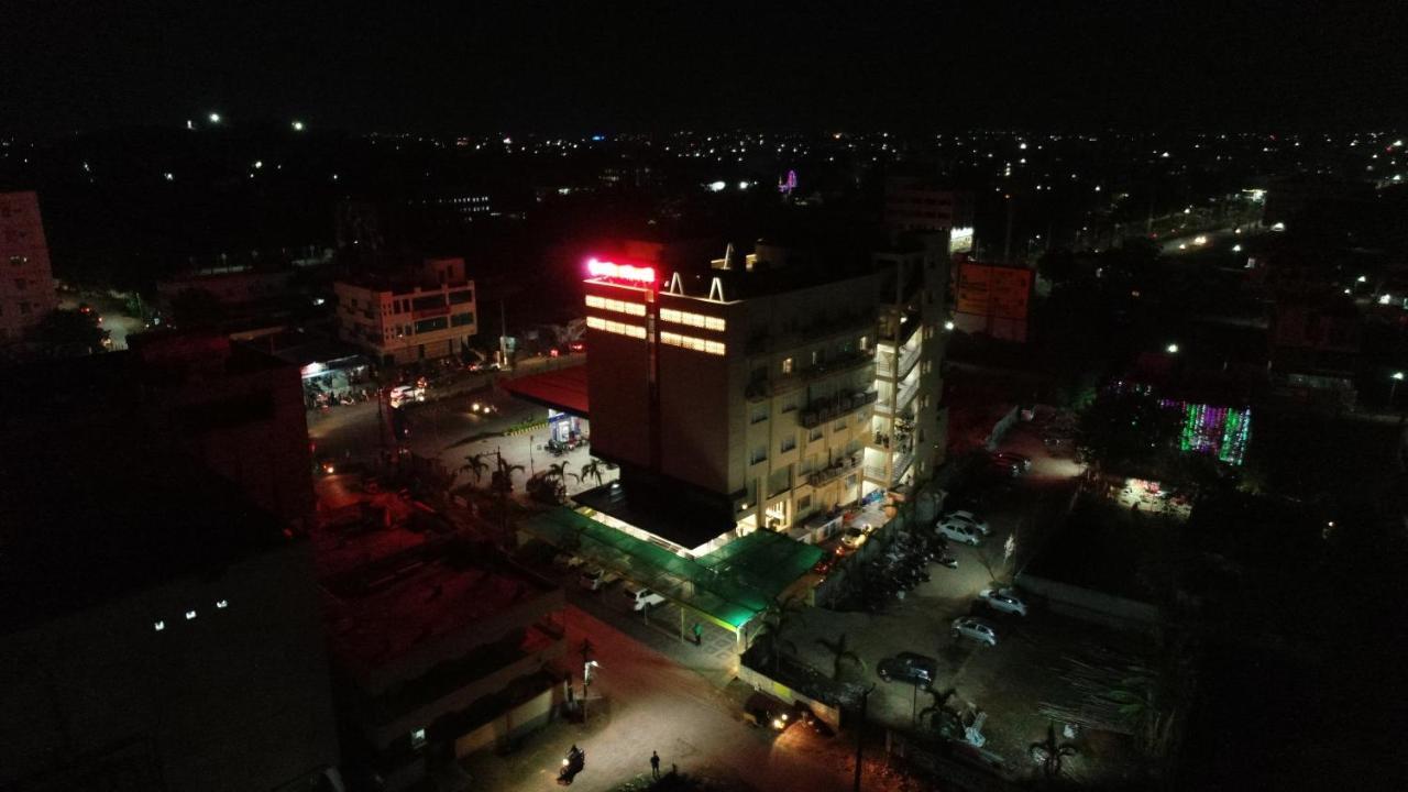 Sri Sri Sri Hotel Khammam Екстер'єр фото