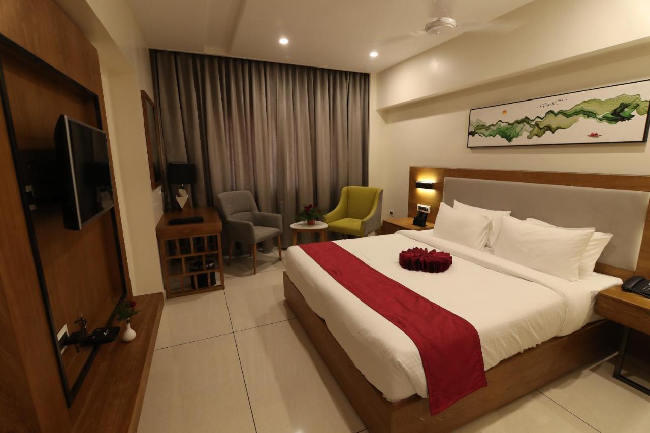 Sri Sri Sri Hotel Khammam Екстер'єр фото